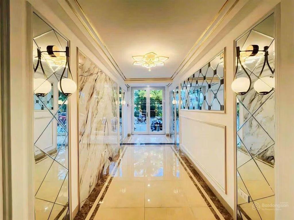 Phân lô cầu giấy 15 tỷ  5 tầng  thang máyoto chạy quanh nhà  full nội thấtở ngay