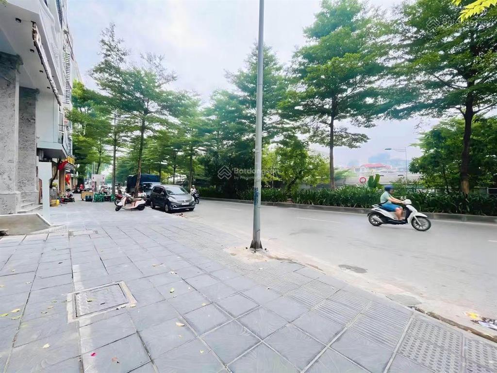 Phân lô cầu giấy 15 tỷ  5 tầng  thang máyoto chạy quanh nhà  full nội thấtở ngay