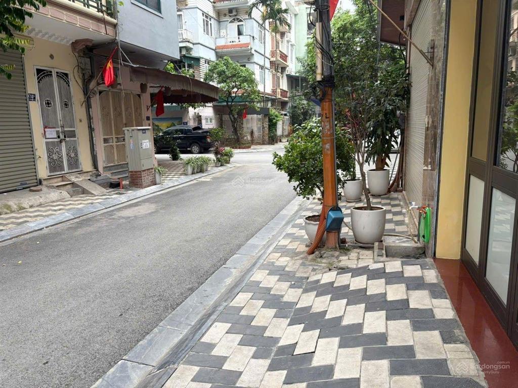 Bán nhà tây hồ, mặt ngõ đường rộng 7m, nhà sát đường võ chí công.
 dt 50m2, ô tô ngủ trong nhà.