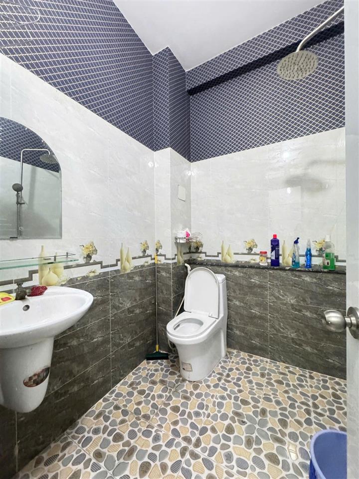 Bán nhà cùng hẻm hiệp thành city, dt 4x16m, 5 tầng, sàn 242m2, giá chỉ 6.8 tỷ