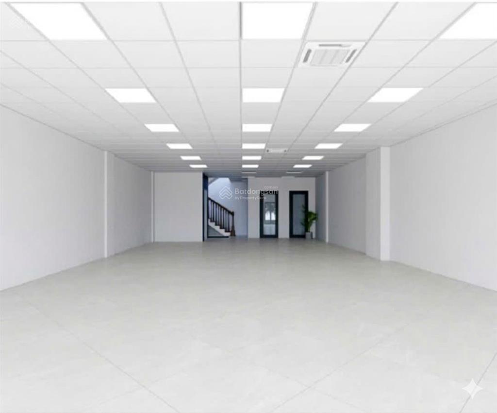 Hot văn phòng view hồ 3 mẫu ô đồng lầm có hầm xe + thang máy diện tích 150m²
