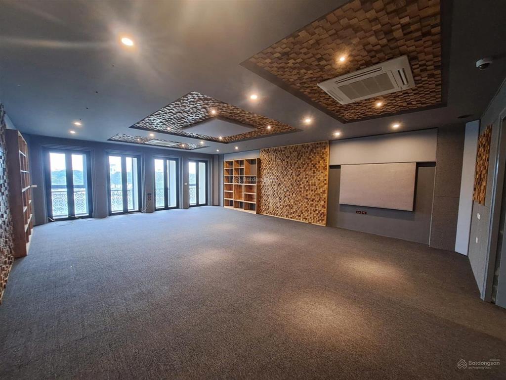 Hot văn phòng view hồ 3 mẫu ô đồng lầm có hầm xe + thang máy diện tích 150m²