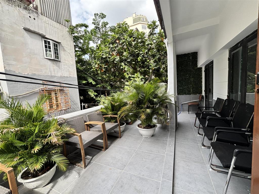 Văn phòng đẹp 80m² có bancon  ngay quận 3  sát hồ con rùa, full nội thất, giá tốt 30 triệu/tháng