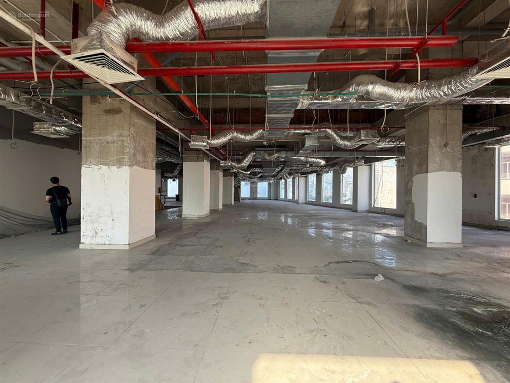 Cho thuê diện tích trống 1.000m2 trục võ văn kiệt  giá tốt chỉ 280k/m2  có ml  cắt theo yc