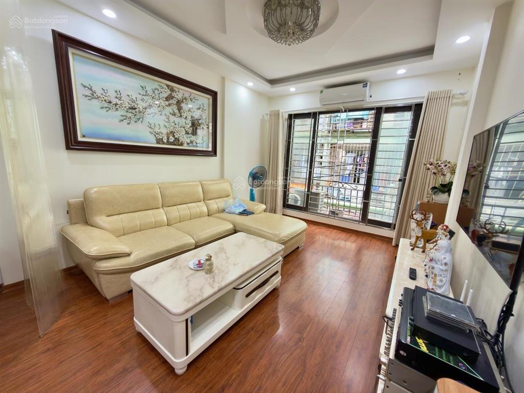 Bán nhà láng hạ, sát phố, ngõ ba gác tránh xe máy, không qh, dân xây, lô góc, full đồ, 41m2*5t
