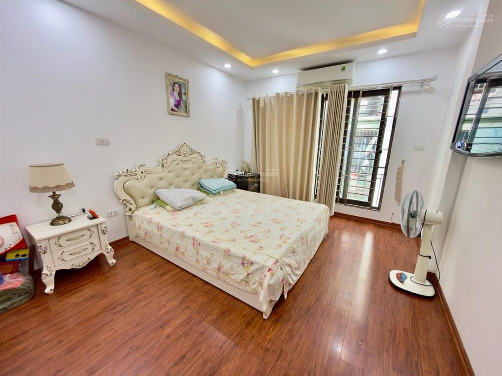 Bán nhà láng hạ, sát phố, ngõ ba gác tránh xe máy, không qh, dân xây, lô góc, full đồ, 41m2*5t
