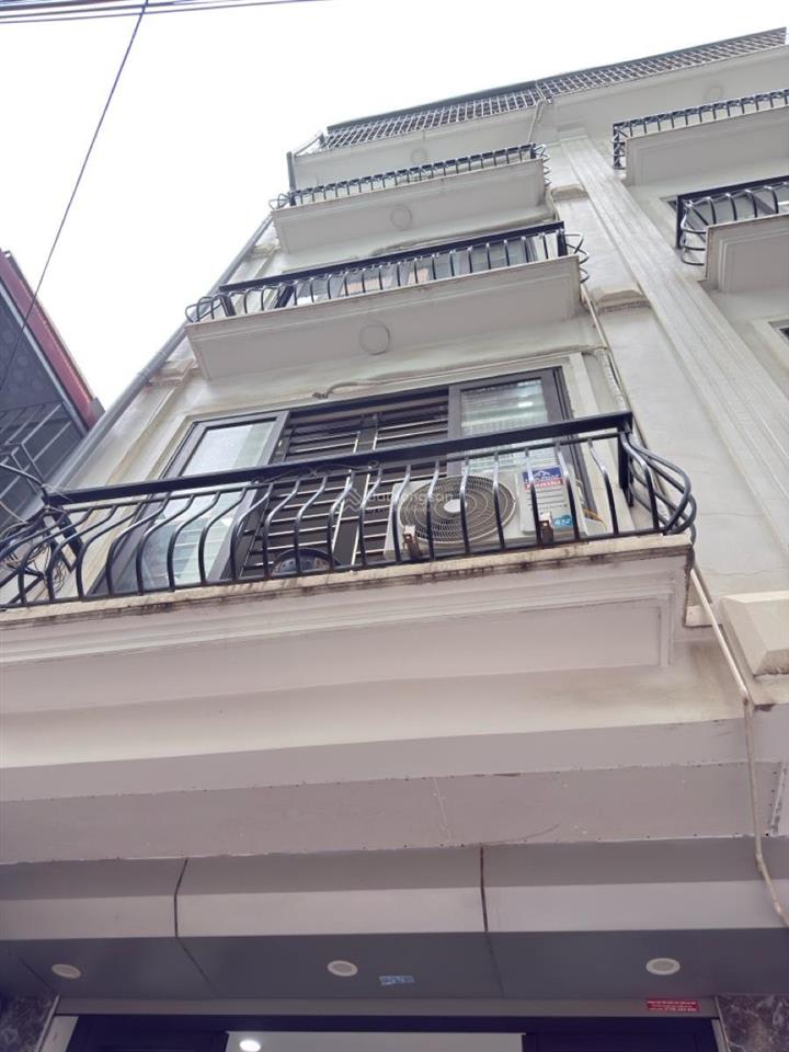Bán nhà láng hạ, sát phố, ngõ ba gác tránh xe máy, không qh, dân xây, lô góc, full đồ, 41m2*5t