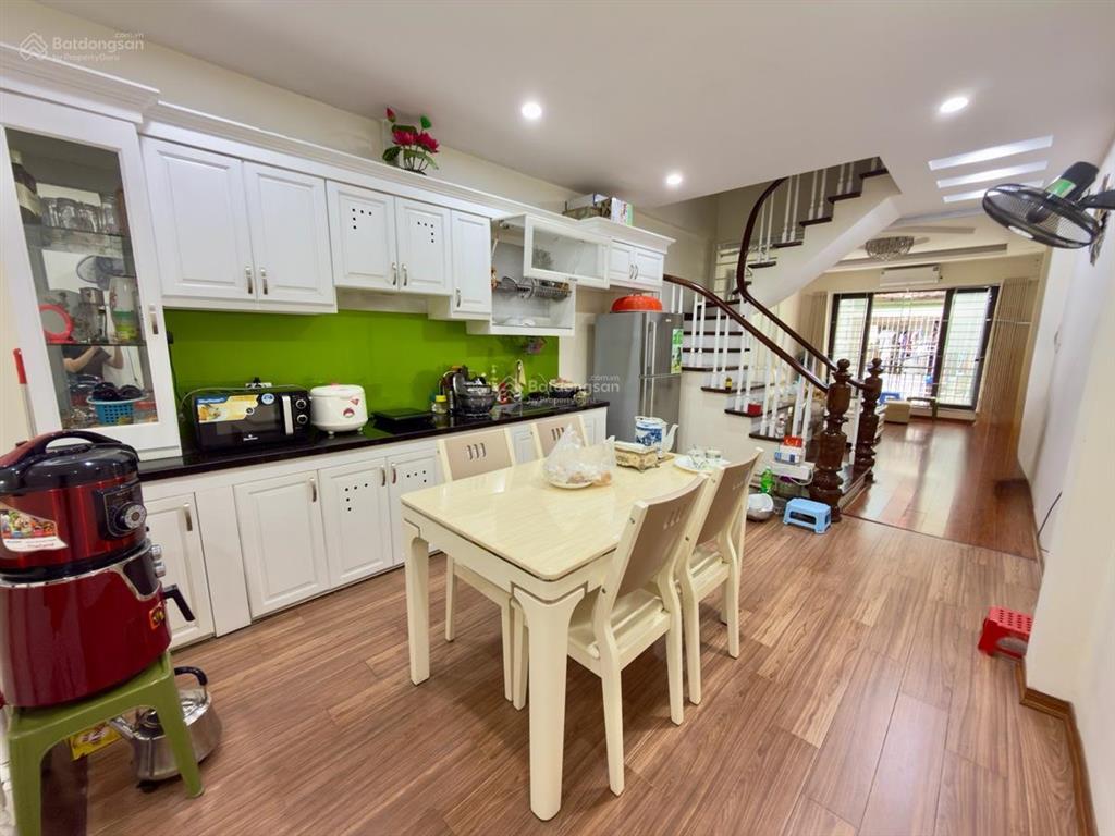 Bán nhà láng hạ, sát phố, ngõ ba gác tránh xe máy, không qh, dân xây, lô góc, full đồ, 41m2*5t