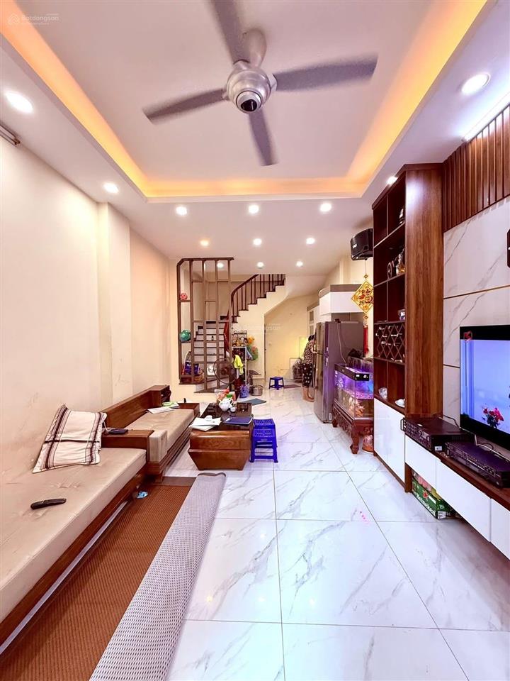 Bán nhà phương mai, ô tô đỗ, sát phố, ngõ thông, nhà dân xây chắc chắn, 2 thoáng, full đồ, 39m*5t