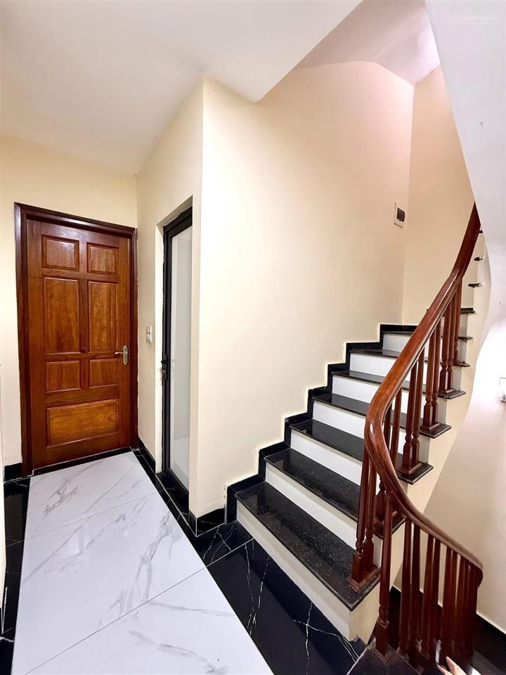 Bán nhà phương mai, ô tô đỗ, sát phố, ngõ thông, nhà dân xây chắc chắn, 2 thoáng, full đồ, 39m*5t
