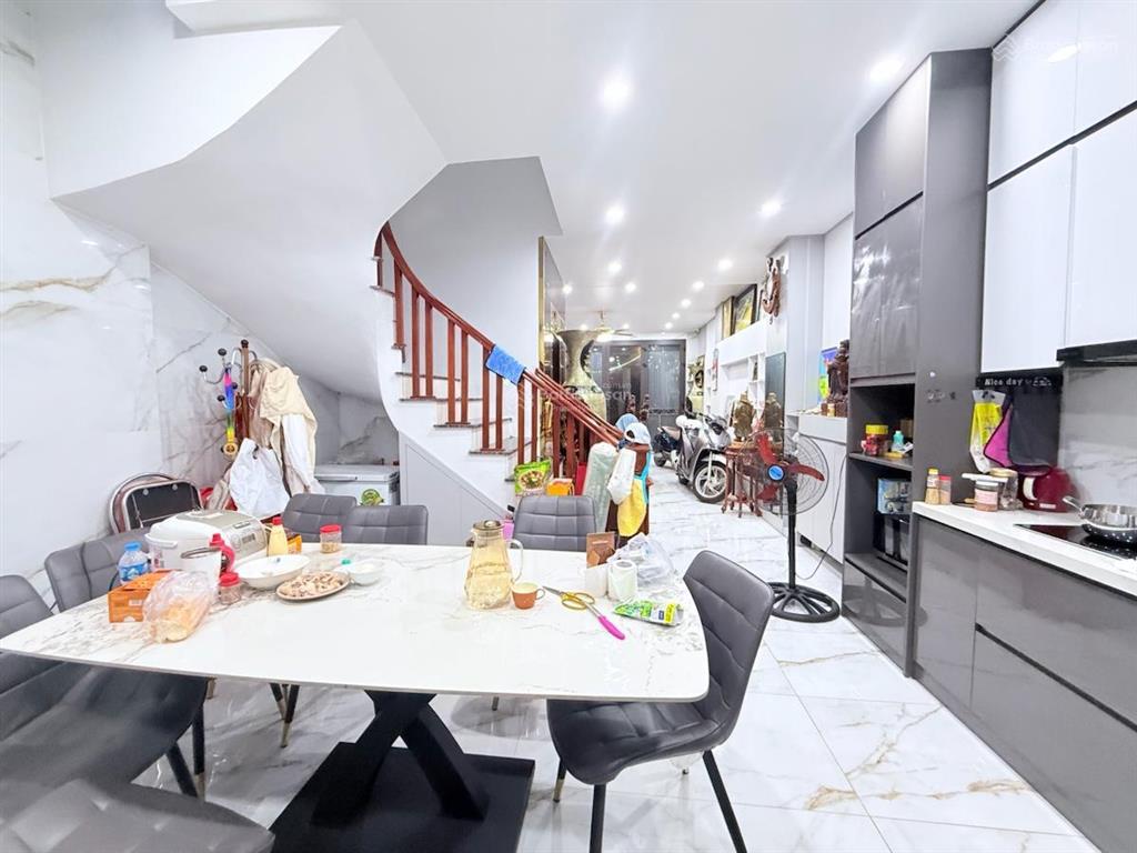 Bán nhà trung phụng, 30m thẳng tắp ra phố, không qh, ngõ ba gác thông, nhà dân xây, full đồ, 39m*5t
