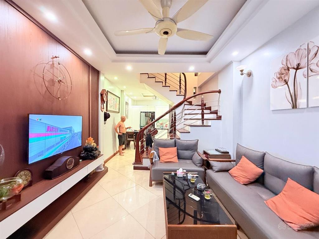 Giảng võ, ô tô đỗ gần, vài bước ra phố, ngõ thông, nhà dân xây, lô góc, 3 thoáng, full đồ, 41m*5t