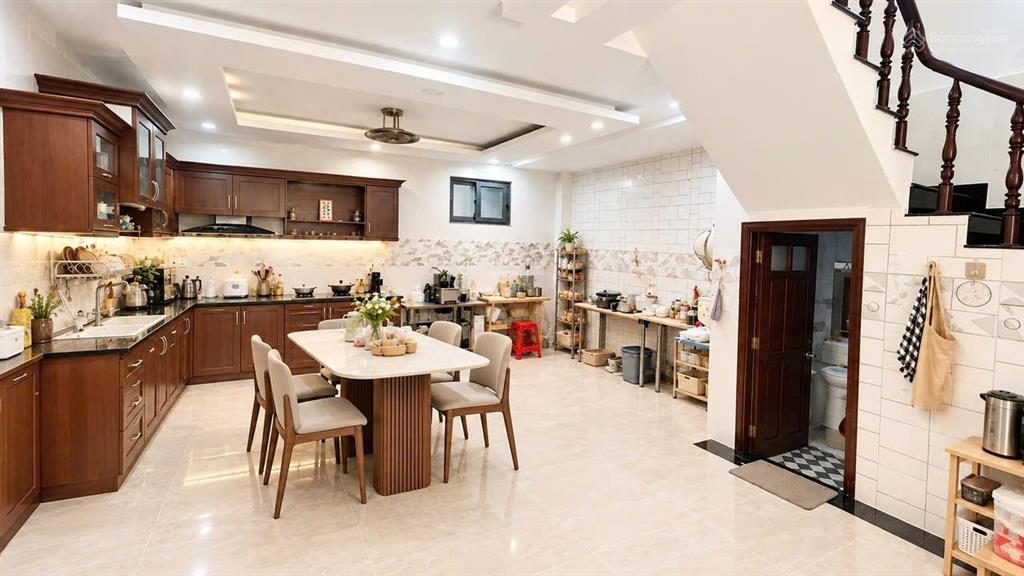 Bán nhà tân hương  78m2  6x13m  5 tầng  6pn  hẻm 7m thông  sát mặt tiền  gần chợ, giáo xứ