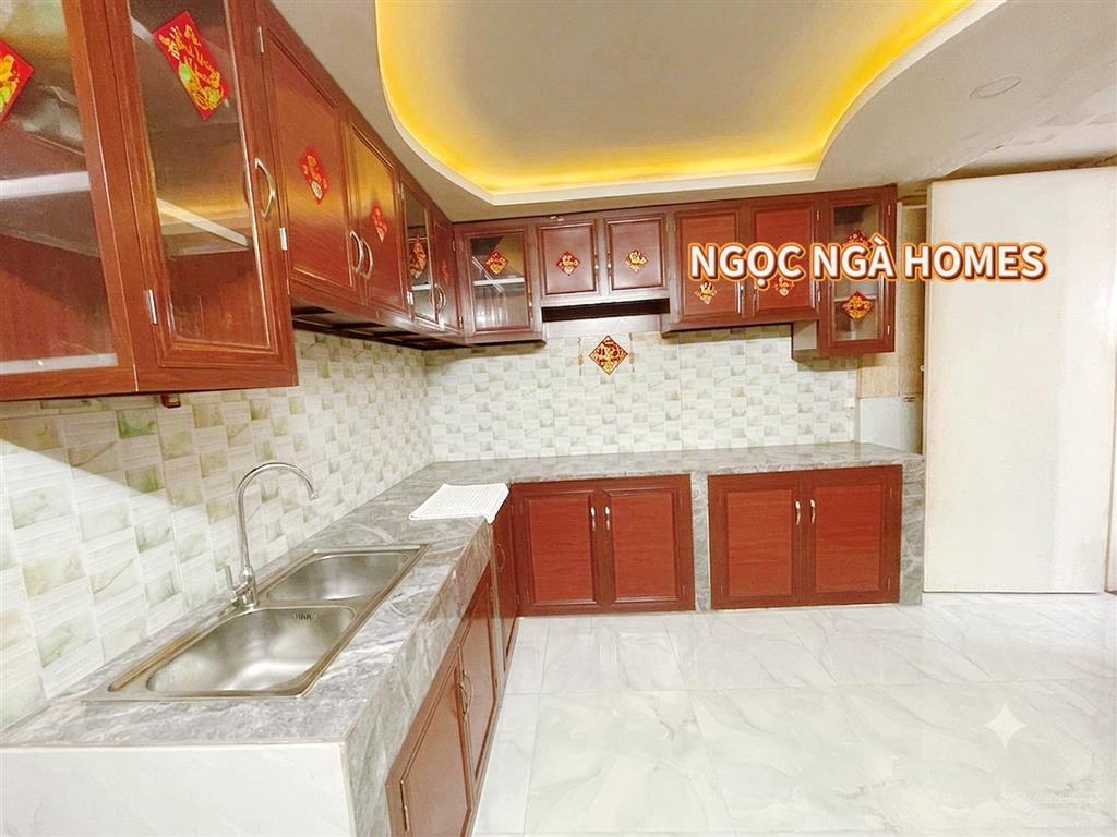 Bán nhà trung tâm quận 6. chủ cần tiền gấp. giảm mạnh. nhà ngay vòng xoay phú lâm. hẻm, chỉ 8 tỷ.