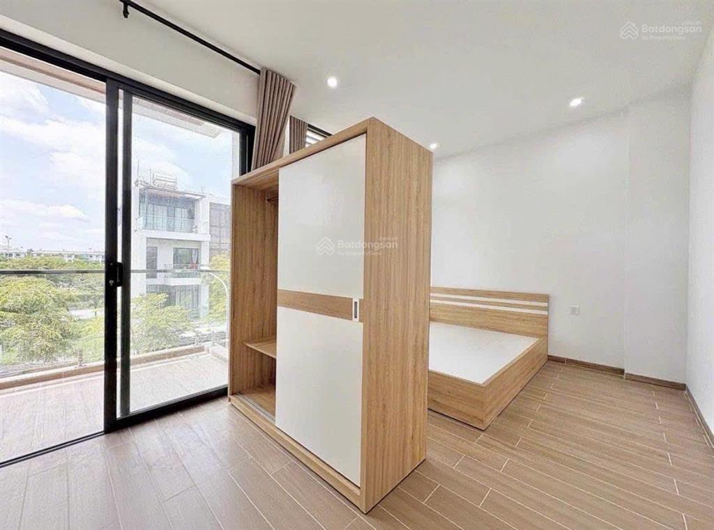 Sắp trống căn hộ ban công / cửa sổ thoáng ngay đảo kim cương