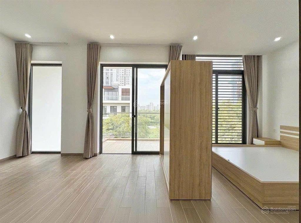 Sắp trống căn hộ ban công / cửa sổ thoáng ngay đảo kim cương