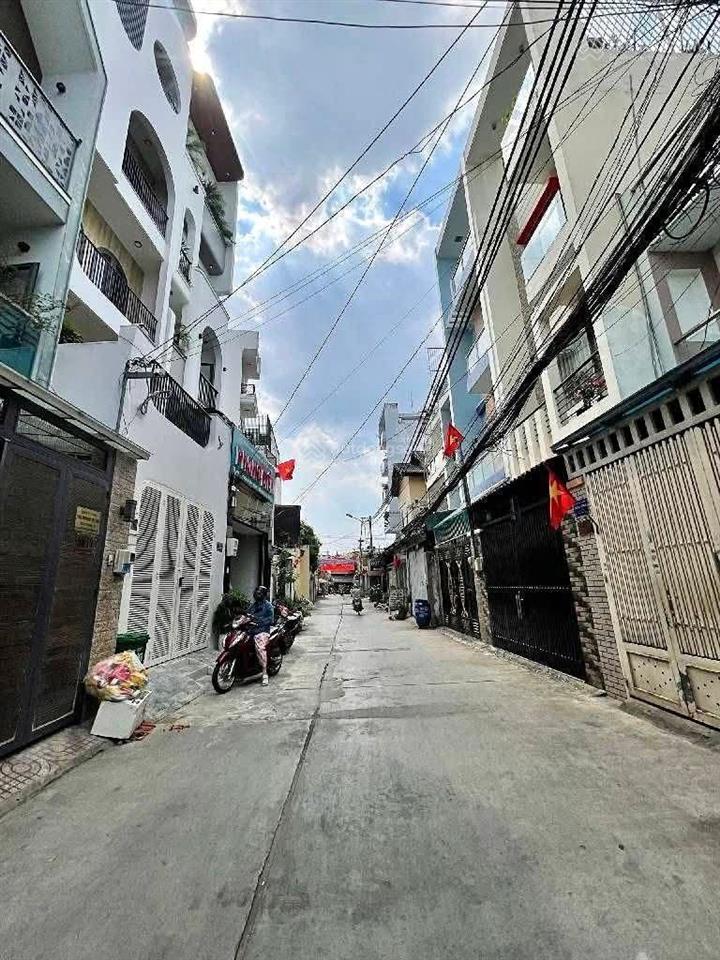 Nhỉnh 6ti ,nhà mới 3 tầng ,dt 80m2,gần ngã tư thủ đức,phường hiệp phú