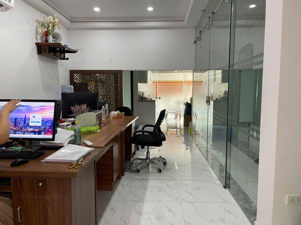 Giá Sốc chỉ còn 30 tỷ cho căn BT 200m2 khu C hoàn thiện đẹp có thang máy, cho thuê 40 tr/tháng