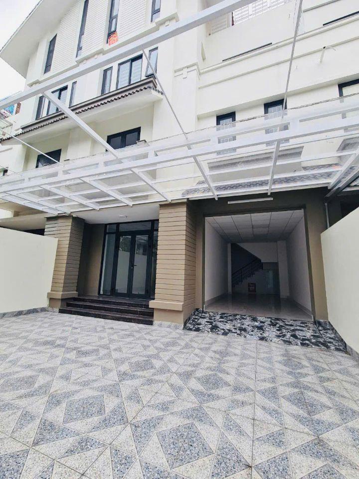 Giá Sốc chỉ còn 30 tỷ cho căn BT 200m2 khu C hoàn thiện đẹp có thang máy, cho thuê 40 tr/tháng