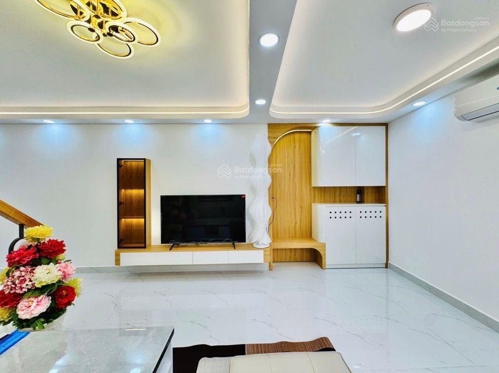 Bán nhà sát bên chợ bà chiều  3 tầng, 4 phòng ngủ, có sân trước nhà đậu xe