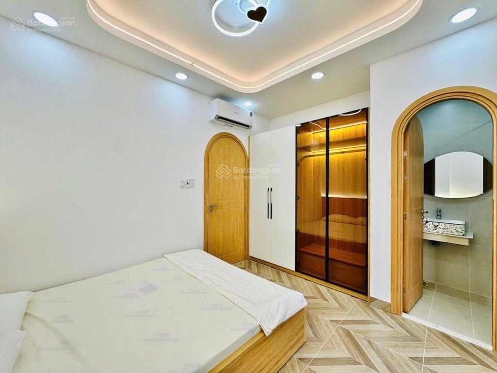 Bán nhà sát bên chợ bà chiều  3 tầng, 4 phòng ngủ, có sân trước nhà đậu xe