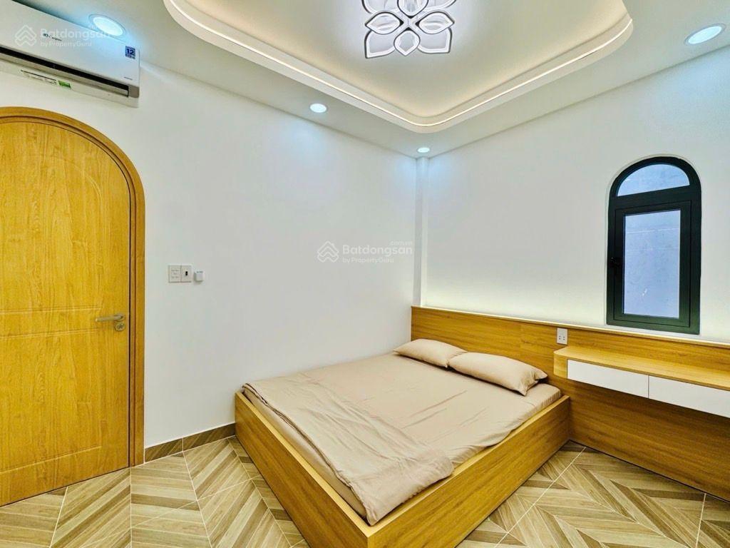 Bán nhà sát bên chợ bà chiều  3 tầng, 4 phòng ngủ, có sân trước nhà đậu xe