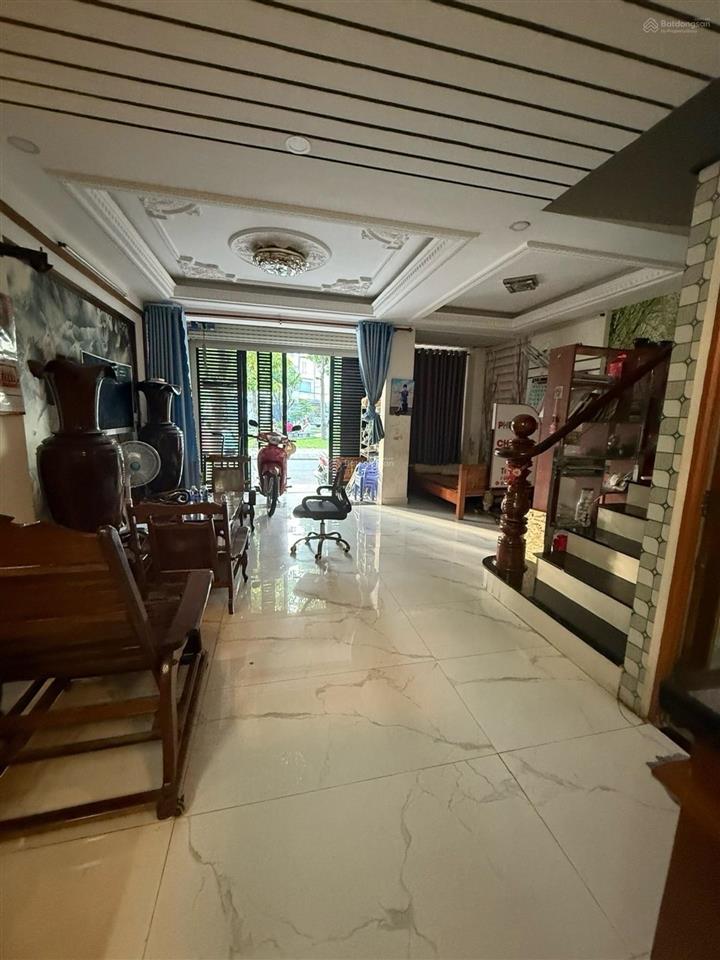 Nguyễn văn khối ngang gần 6m  3 tầng  mặt bằng kinh doanh đường 8m có vỉa hè, công viên trước nhà