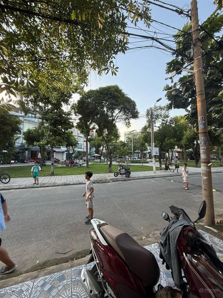 Nguyễn văn khối ngang gần 6m  3 tầng  mặt bằng kinh doanh đường 8m có vỉa hè, công viên trước nhà