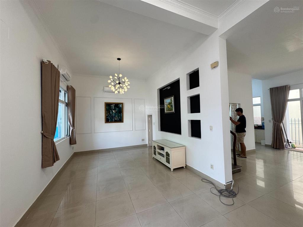 Cho thuê biệt thự phú mỹ hưng khu compound hưng thái 1, kế sc vivocity, 126m2(7x18) 3 lầu, 4pn, 4wc