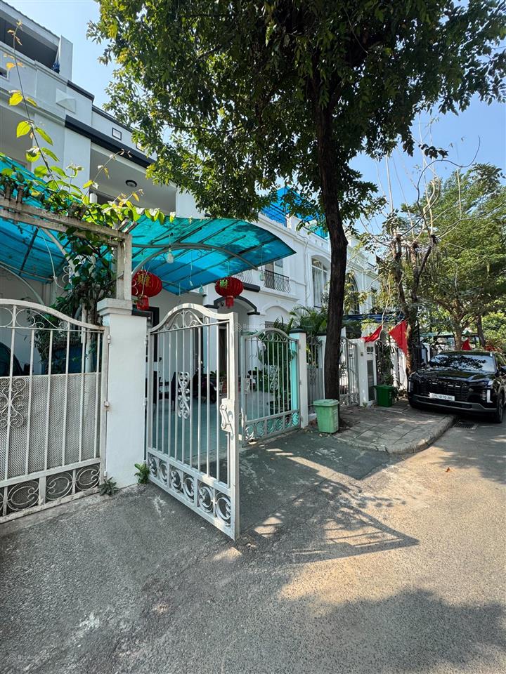 Cho thuê biệt thự phú mỹ hưng khu compound hưng thái 1, kế sc vivocity, 126m2(7x18) 3 lầu, 4pn, 4wc
