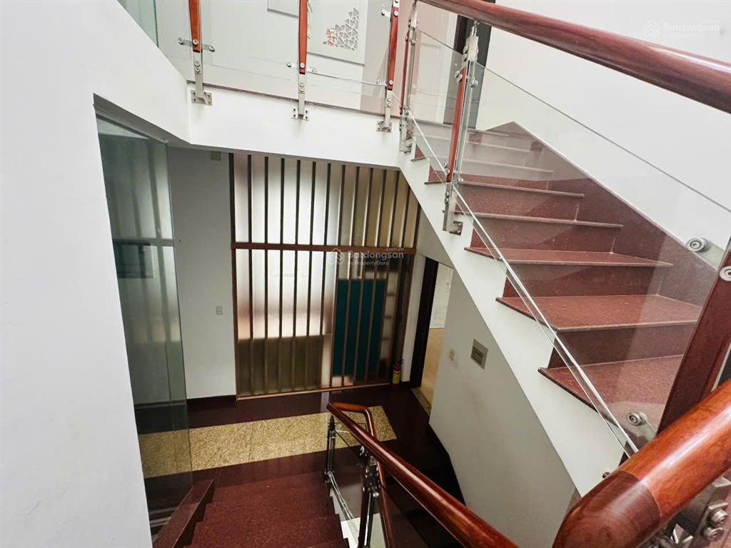 Cho thuê biệt thự song lập khu mỹ hoàng, phú mỹ hưng, 210m2(10,5x20) có thang máy, đường lớn, ít nt