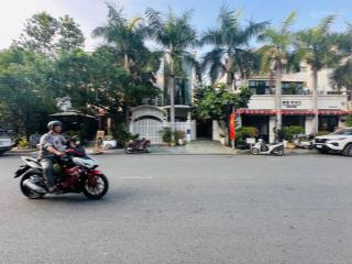 Cho thuê biệt thự song lập khu mỹ hoàng, phú mỹ hưng, 210m2(10,5x20) có thang máy, đường lớn, ít nt