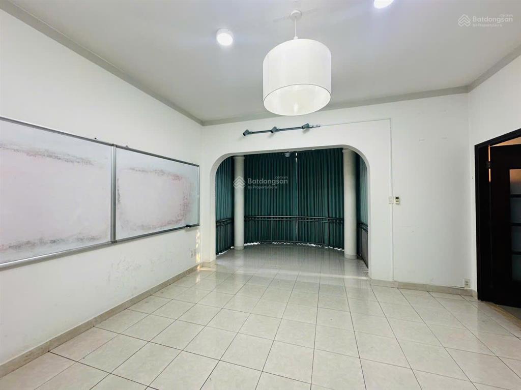 Cho thuê biệt thự song lập khu mỹ hoàng, phú mỹ hưng, 210m2(10,5x20) có thang máy, đường lớn, ít nt
