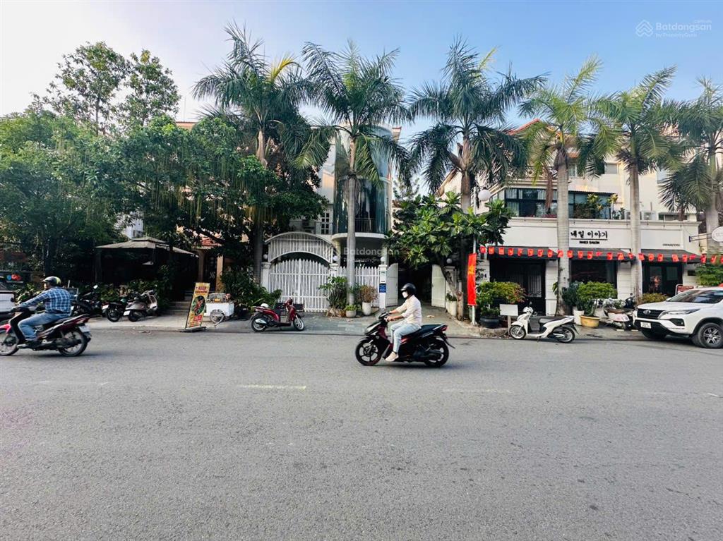 Cho thuê biệt thự song lập khu mỹ hoàng, phú mỹ hưng, 210m2(10,5x20) có thang máy, đường lớn, ít nt