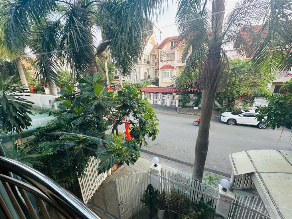 Cho thuê biệt thự song lập khu mỹ hoàng, phú mỹ hưng, 210m2(10,5x20) có thang máy, đường lớn, ít nt