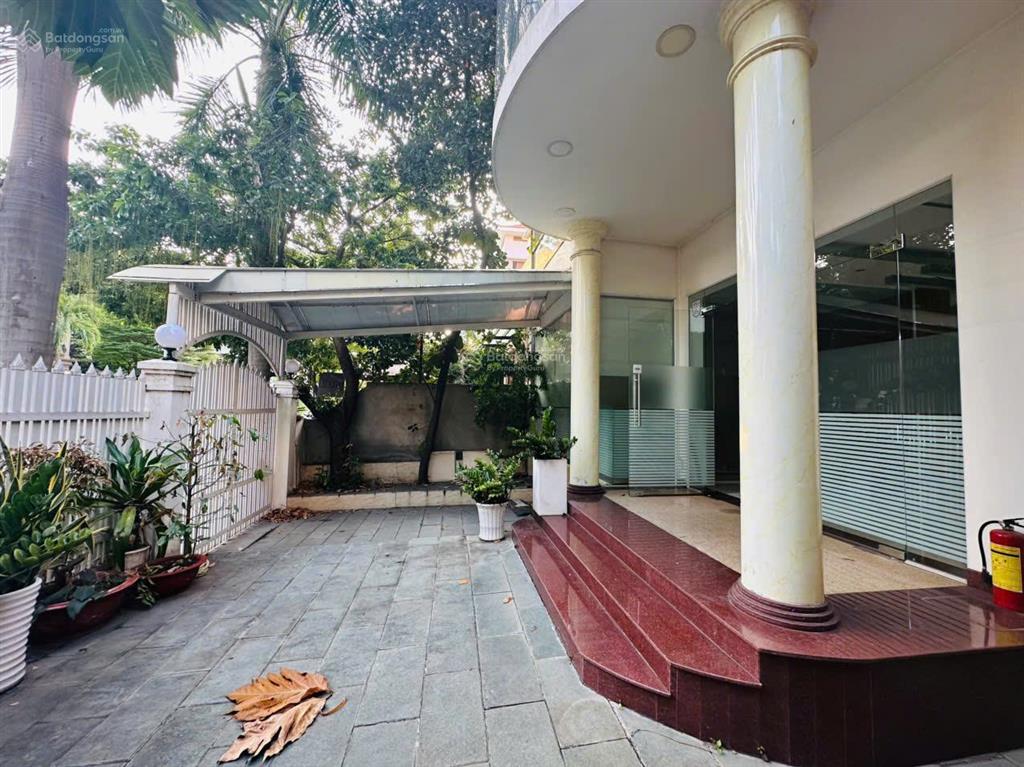 Cho thuê biệt thự song lập khu mỹ hoàng, phú mỹ hưng, 210m2(10,5x20) có thang máy, đường lớn, ít nt