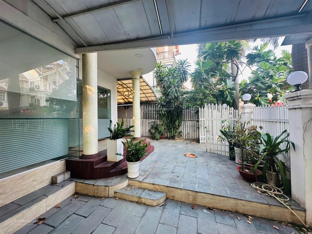 Cho thuê biệt thự song lập khu mỹ hoàng, phú mỹ hưng, 210m2(10,5x20) có thang máy, đường lớn, ít nt