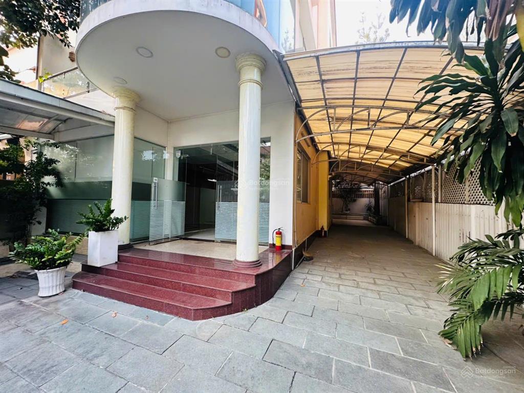 Cho thuê biệt thự song lập khu mỹ hoàng, phú mỹ hưng, 210m2(10,5x20) có thang máy, đường lớn, ít nt