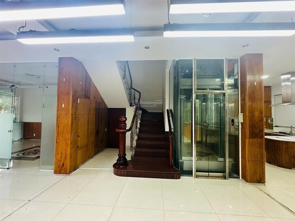 Cho thuê biệt thự song lập khu mỹ hoàng, phú mỹ hưng, 210m2(10,5x20) có thang máy, đường lớn, ít nt