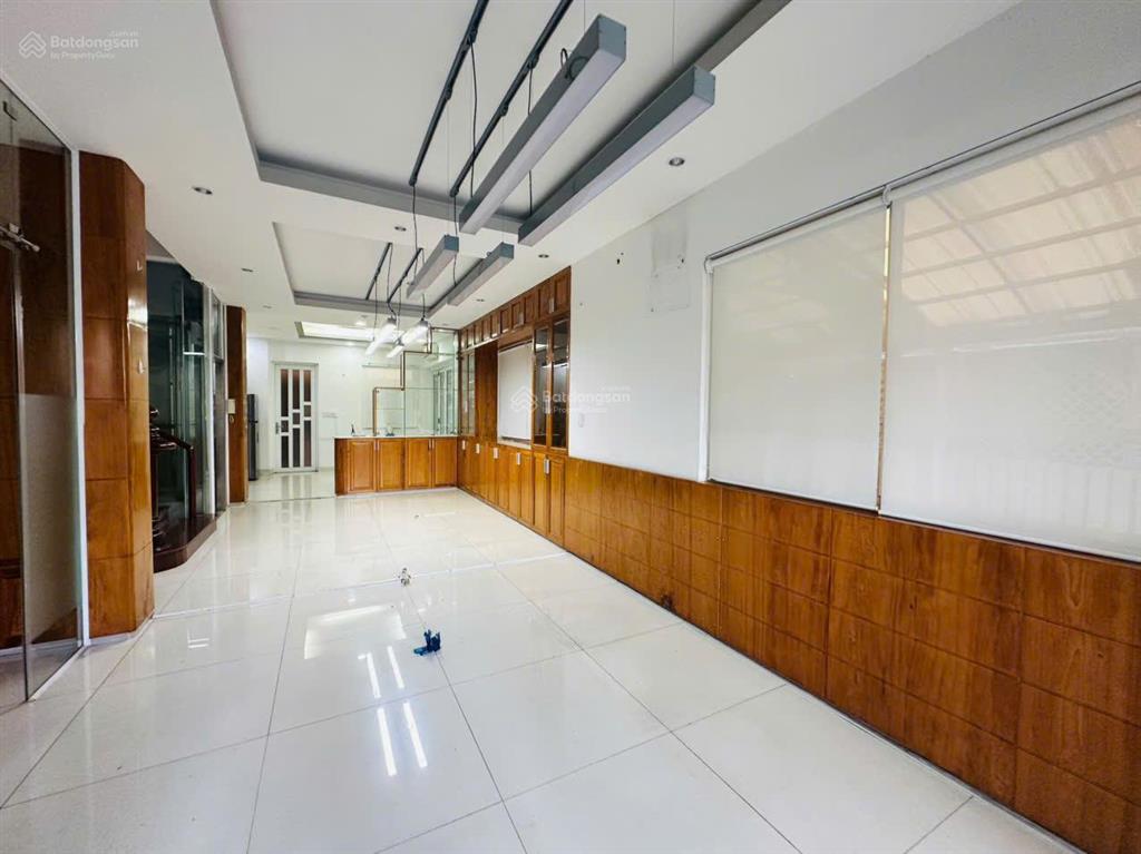 Cho thuê biệt thự song lập khu mỹ hoàng, phú mỹ hưng, 210m2(10,5x20) có thang máy, đường lớn, ít nt