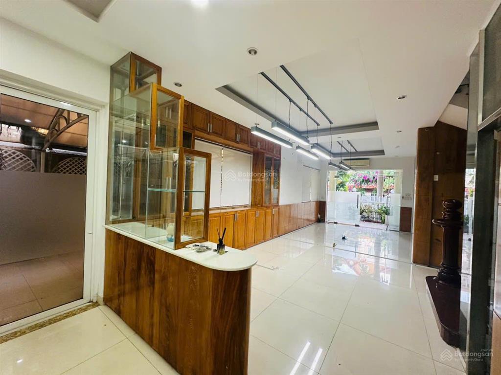Cho thuê biệt thự song lập khu mỹ hoàng, phú mỹ hưng, 210m2(10,5x20) có thang máy, đường lớn, ít nt