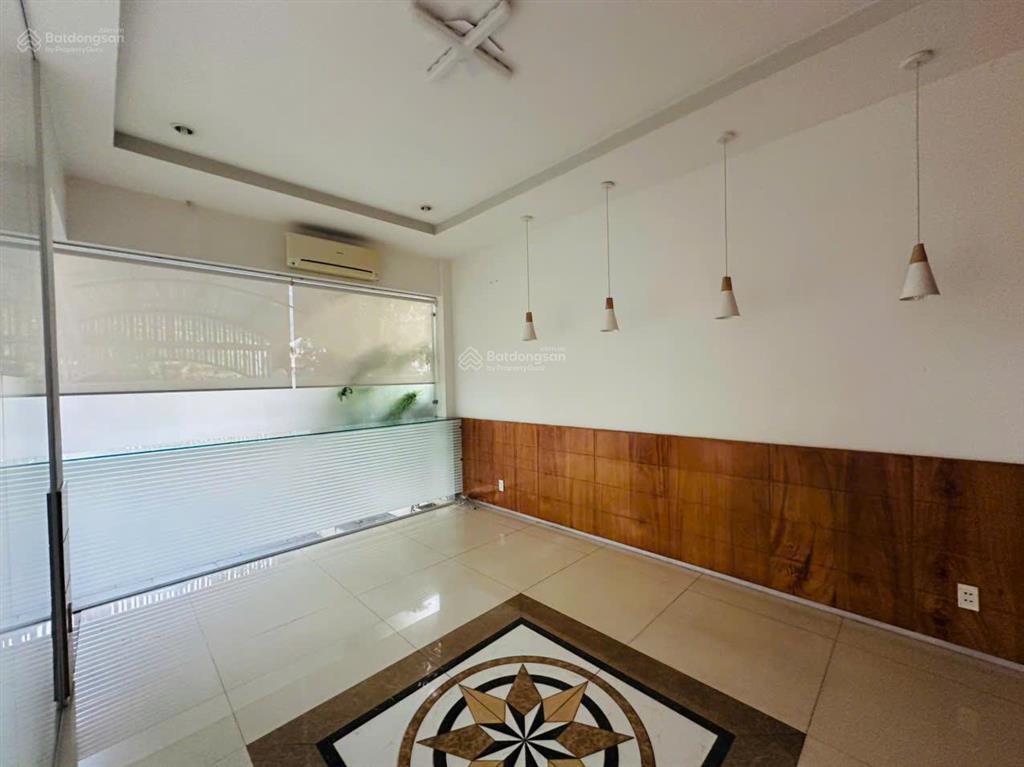Cho thuê biệt thự song lập khu mỹ hoàng, phú mỹ hưng, 210m2(10,5x20) có thang máy, đường lớn, ít nt