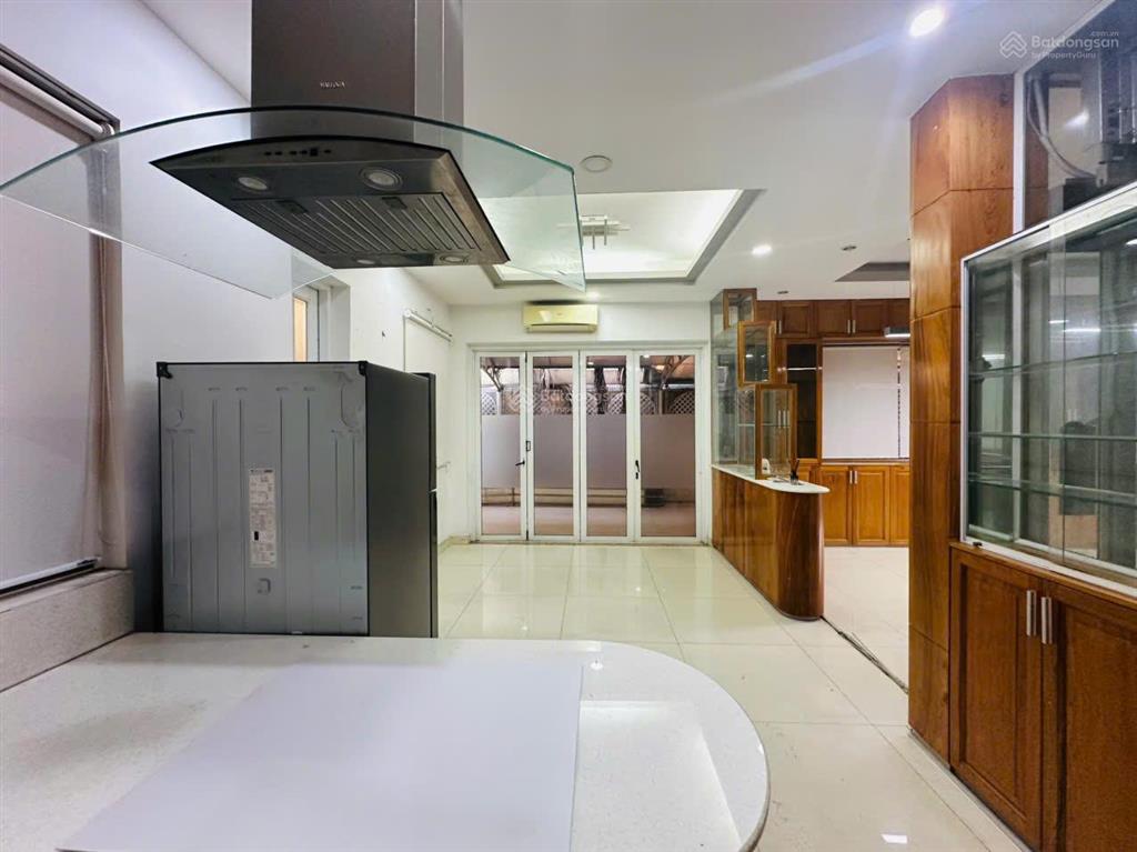 Cho thuê biệt thự song lập khu mỹ hoàng, phú mỹ hưng, 210m2(10,5x20) có thang máy, đường lớn, ít nt