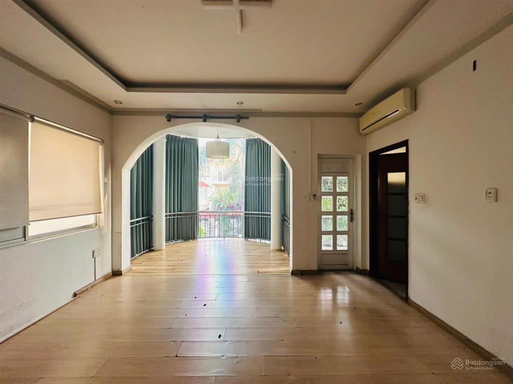 Cho thuê biệt thự song lập khu mỹ hoàng, phú mỹ hưng, 210m2(10,5x20) có thang máy, đường lớn, ít nt