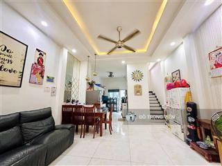 Nhà 3 tầng hxh ngay ngã tư thủ đức