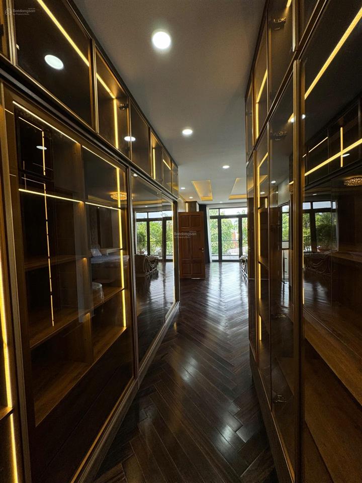 Bán gấp biệt thự cao cấp có hồ bơi đang cho thuê 45tr/th nhị bình hóc môn dt35x25m,giá 18.5 tỷ tl