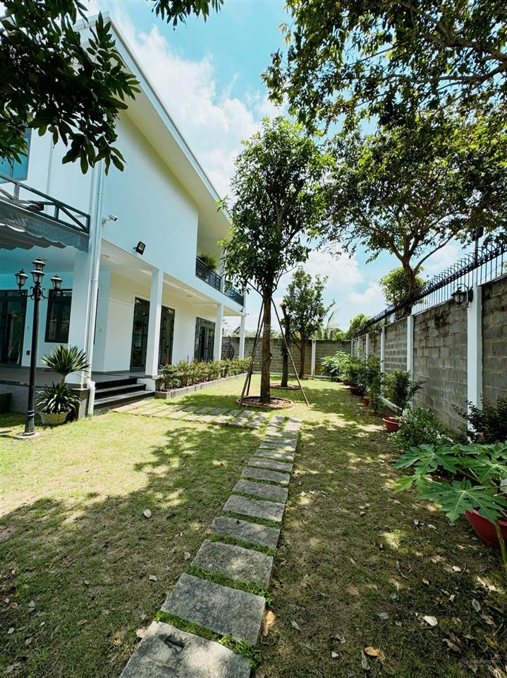 Bán gấp biệt thự cao cấp có hồ bơi đang cho thuê 45tr/th nhị bình hóc môn dt35x25m,giá 18.5 tỷ tl