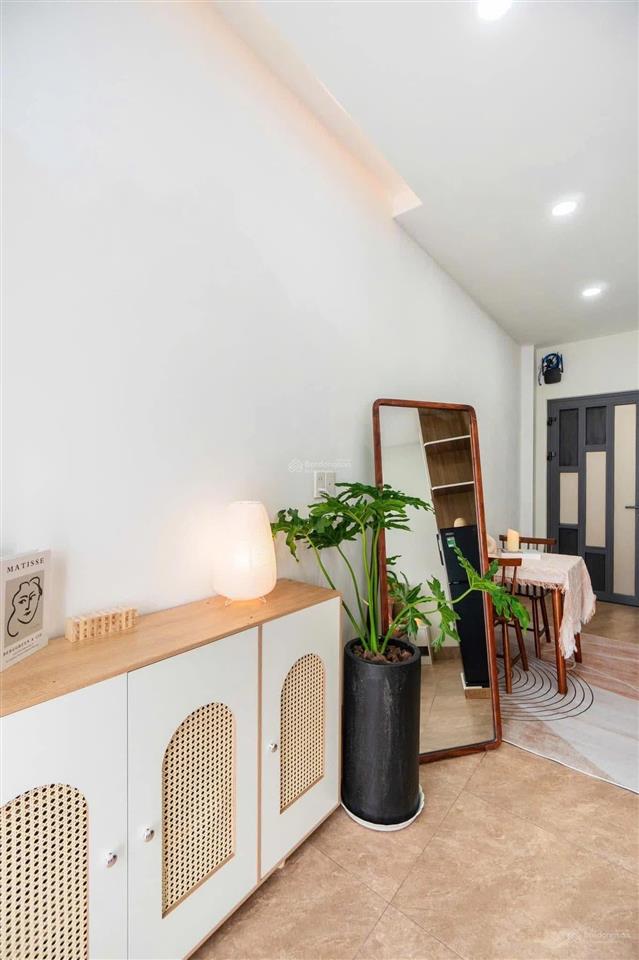 Trống sẵn căn studio ngập tràn ánh sáng gần ngay cầu sài gòn