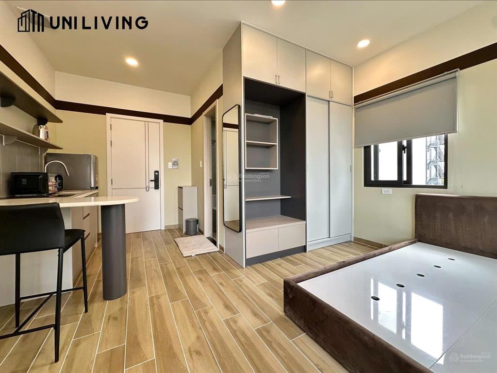 Studio cao cấp ban công cửa sổ lớn  bóc seal thang máy, hầm xe rộng ngay đảo kim cương