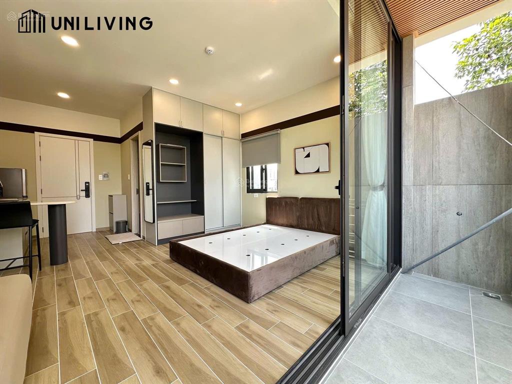 Studio cao cấp ban công cửa sổ lớn  bóc seal thang máy, hầm xe rộng ngay đảo kim cương